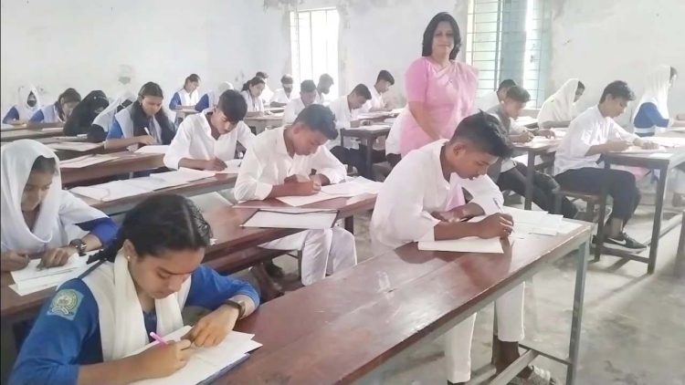 ঝালকাঠিতে শান্তিপূর্ন পরিবেশে এসএসির  প্রথম দিনের পরিক্ষার সম্পুন্ন