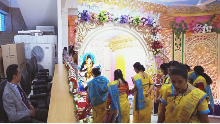 ঝালকাঠিতে শ্রী শ্রী স্বরস্বতী পূজা ও ভালবাসা দিবস মিলেমিশে একাকার হয়েছে