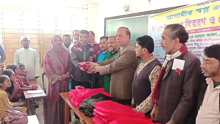 কাঠালিয়ায় শিক্ষার্থীদের মাঝে শিক্ষা উপকরণ বিতরণ ও সংবর্ধনা অনুষ্ঠিত