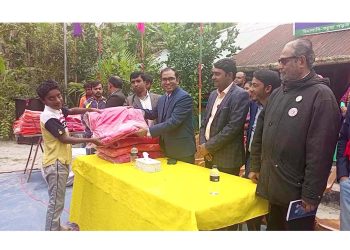 কাঠালিয়ায় প্রতিবন্ধী শিক্ষার্থীদের মাঝে কম্বল বিতরণ