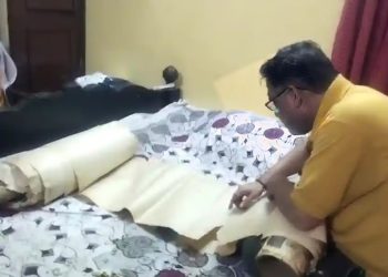 প্রেমে ব্যর্থ হয়ে ৩২৭ ফুট লম্বা প্রেমপত্র লিখলেন অনুপম