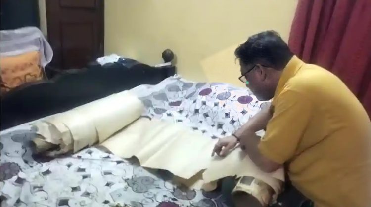 প্রেমে ব্যর্থ হয়ে ৩২৭ ফুট লম্বা প্রেমপত্র লিখলেন অনুপম