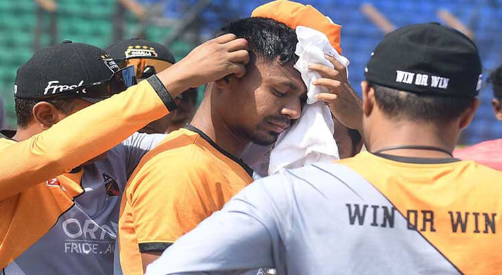 মাথায় বলের আঘাত, অ্যাম্বুলেন্সে করে হাসপাতালে মুস্তাফিজ