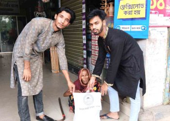 রাজাপুরে স্বপ্নের আলো ফাউন্ডেশনের পক্ষ থেকে ইফতার সামগ্রী বিতরণ