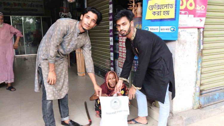 রাজাপুরে স্বপ্নের আলো ফাউন্ডেশনের পক্ষ থেকে ইফতার সামগ্রী বিতরণ
