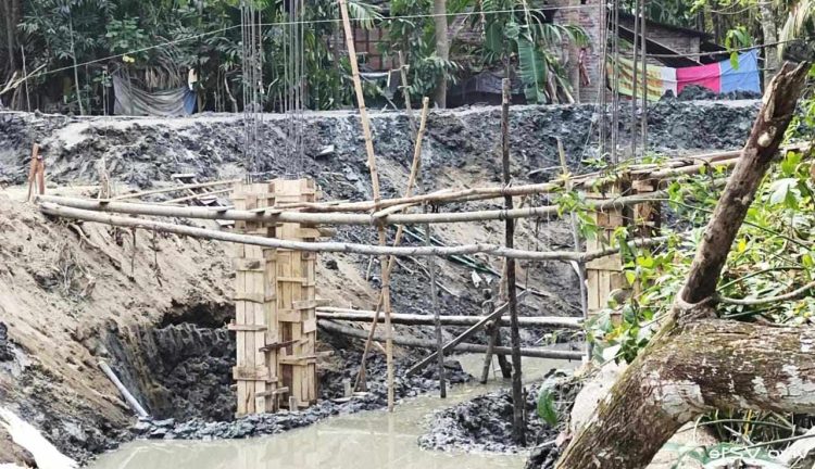 প্রশাসনের অদেশ অমান্য করে সরকারি খালে পারিবারিক সেতু