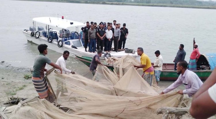 তিন নদীতে অভিযানে কোটি টাকার অবৈধ জাল জব্দ