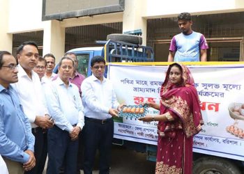 বরিশালে সুলভ মূল্যে  ভ্রাম্যমাণ ডিম বিক্রি
