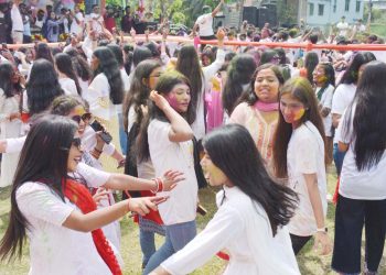 বরিশালে দোল উৎসবে উচ্ছাস