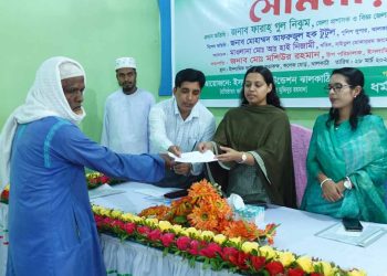 ঝালকাঠিতে অসহায় দুঃস্থ গরিবদের মাঝে ইসলামি ফাউন্ডেশনের যাকাতের চেক বিতরণ
