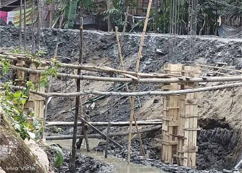 সরকারি খালে অ-পরিকল্পিত ঝুঁকিপূর্ন সেতু নির্মান: প্রাণহানীর আশংকা