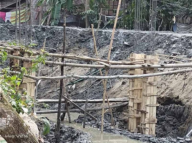 সরকারি খালে অ-পরিকল্পিত ঝুঁকিপূর্ন সেতু নির্মান: প্রাণহানীর আশংকা