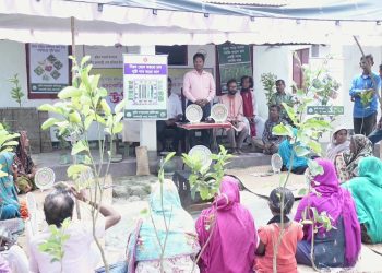ঝালকাঠিতে আশ্রায়ন প্রকল্পের বাসিন্দাদের মাঝে ফলের চারা ও শাক সবজির বীজ বিতরণ
