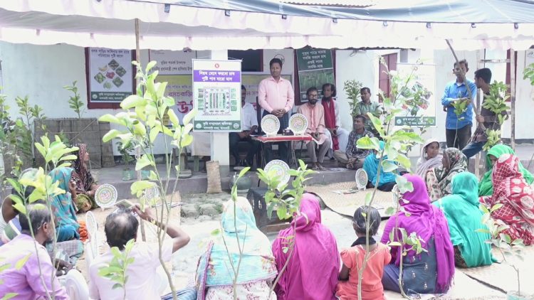 ঝালকাঠিতে আশ্রায়ন প্রকল্পের বাসিন্দাদের মাঝে ফলের চারা ও শাক সবজির বীজ বিতরণ