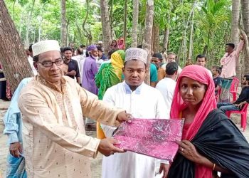 কাঠালিয়ায় আওয়ামী লীগ নেতার দরিদ্রদের মাঝে ঈদ উপহার শাড়ী ও লুঙ্গী বিতরণ