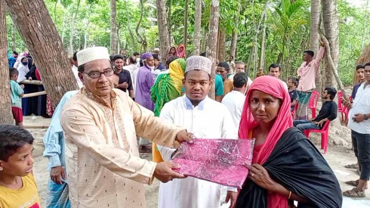 কাঠালিয়ায় আওয়ামী লীগ নেতার দরিদ্রদের মাঝে ঈদ উপহার শাড়ী ও লুঙ্গী বিতরণ