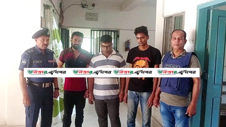 কাঠালিয়ায় ইয়াবাসহ তিন যুবক আটক