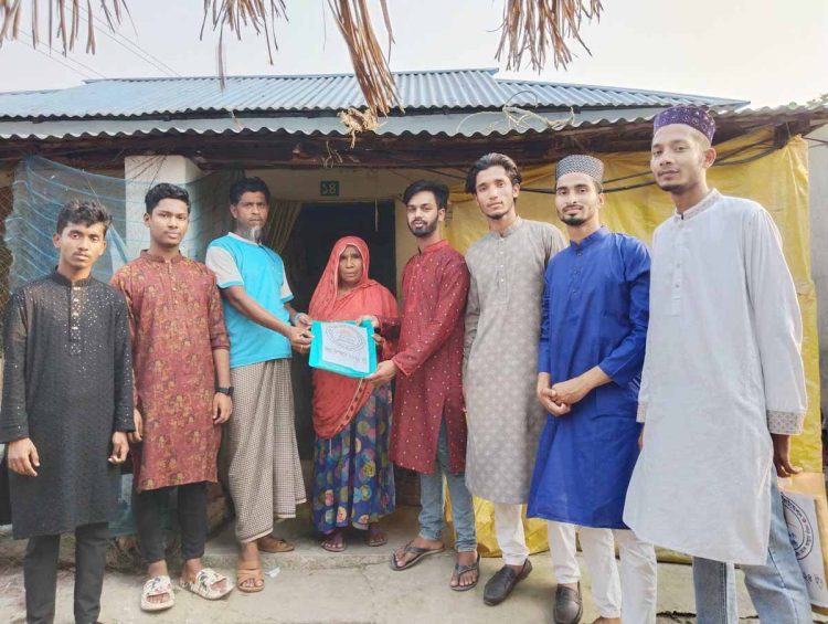 স্বপ্নের আলো ফাউন্ডেশন’র পক্ষ থেকে ঈদ উপহার বিতরণ