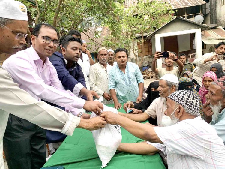কাঠালিয়ায় প্রধানমন্ত্রী ইফতার ও ঈদ উপহার বিতরণ