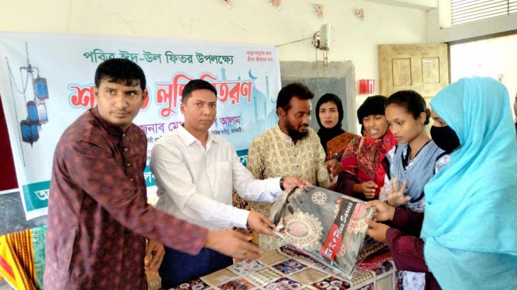 ঝালকাঠি মানব কল্যাণ সোসাইটি উদ্যোগে দরিদ্র ও অসহায়দের মাঝে থ্রী-পিচ,শাড়ী ও লুঙ্গি বিতরণ