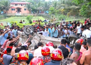 ঝালকাঠির গাবখান টোল প্লাজায় ভয়াবহ সড়ক দুর্ঘটনায় গাড়ির ফিটনেস ও চালকের ড্রাইভিং লাইসেন্স না থাকা, ট্রাকটিতে ওভারলোডিং,সড়কে গতিরোধক ও অবৈধ যান চলাচলকে দায়ী করেছেন তদন্ত কর্মকর্তারা