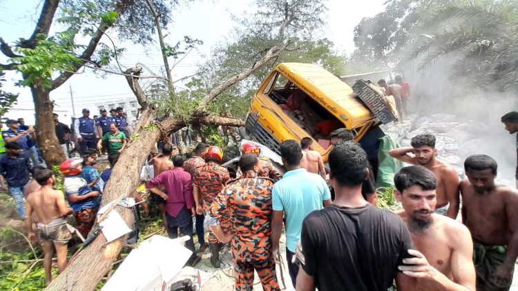 ঝালকাঠি গাবখান টোলের সামনের সড়কে ট্রাক, প্রাইভেট ও অটোর মুখোমুখি সংঘর্ষে নিহত ১২,আহত ১৪ জন