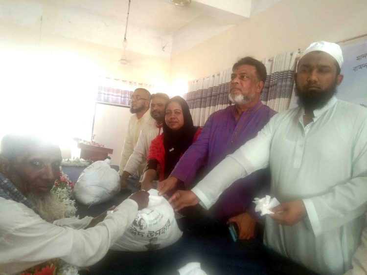 বামনায় আশ্রয়াণ প্রকল্পের অসহায়দের মাঝে ঈদ সামগ্রী বিতরণ