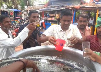 ঝালকাঠি সিভিল সার্জন অফিস ও সামাজিক সংগঠনের উদ্যোগে শ্রমজীবীদের মাঝে স্যালাইন ও পানি বিতরণ