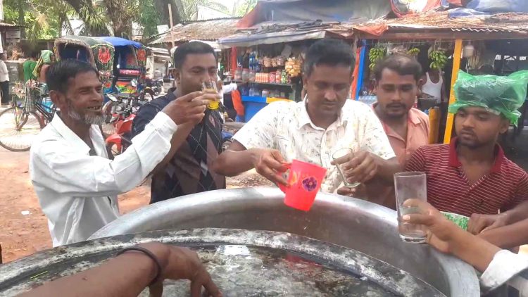 ঝালকাঠি সিভিল সার্জন অফিস ও সামাজিক সংগঠনের উদ্যোগে শ্রমজীবীদের মাঝে স্যালাইন ও পানি বিতরণ
