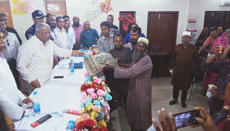ঝালকাঠিতে সংসদ সদস্যর উপস্থিতিতে প্রায় ৮৬লক্ষ টাকার কৃষি প্রণোদনা সার,বীজ বিতরণ
