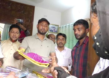 কাঠালিয়ায় গরীবদের মাঝে ঈদ উপহার বিতরণ