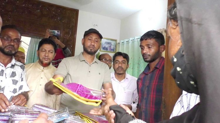 কাঠালিয়ায় গরীবদের মাঝে ঈদ উপহার বিতরণ