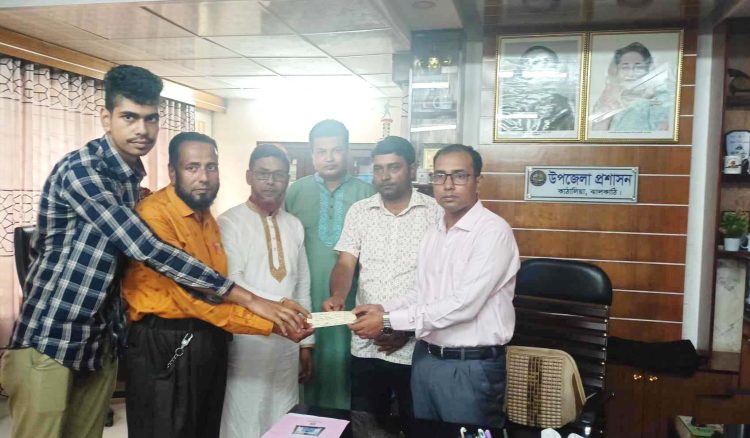 ট্রাক চাপায় নিহত ও বজ্রপাতে মৃত্যু বরণকারী পরিবারকে আর্থিক অনুদান দিলেন কাঠালিয়া উপজেলা নির্বাহী অফিসার
