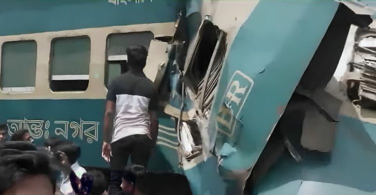 জয়দেবপুরে ট্রেন দুর্ঘটনা: অগ্নিবীণা এক্সপ্রেস ছাড়ল ৩ ঘণ্টা পর