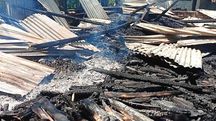 কাঠালিয়ায় মরহুম বীর মুক্তিযোদ্ধা আমজাদ আলী খানের পরিত্যক্ত কাঁচারী ঘর আগুনে পুড়ে গেছে