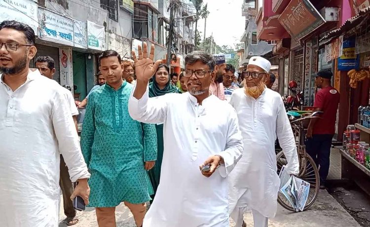 ঝালকাঠিতে জমজমাট নির্বাচনী প্রচারণা; ভোট চাইতে ভোটারদের দ্বারে দ্বারে ছুটছে প্রার্থীরা