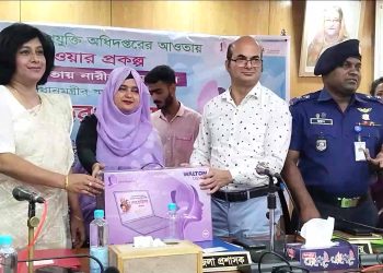 ঝালকাঠিতে প্রশিক্ষনপ্রাপ্ত ২৬৫ জন নারীকে প্রধানমন্ত্রীন স্মার্ট উপহার ল্যাপটপ প্রদান