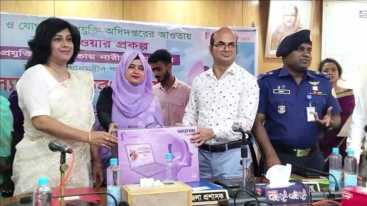 ঝালকাঠিতে প্রশিক্ষনপ্রাপ্ত ২৬৫ জন নারীকে প্রধানমন্ত্রীন স্মার্ট উপহার ল্যাপটপ প্রদান