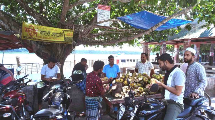ঝালকাঠিতে তীব্র তাপদাহের মধ্যে প্রশান্তির পরশ নিয়ে বাজারে এসেছে পানি তাল