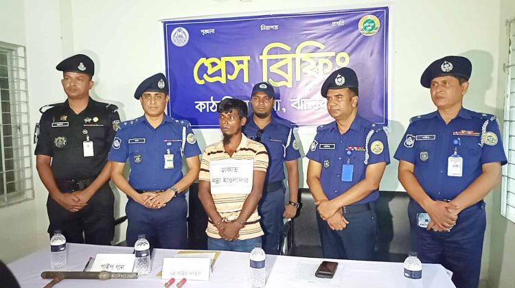 কাঠালিয়ায় আন্তজেলা ডাকাত সর্দার অস্ত্রসহ গ্রেফতার