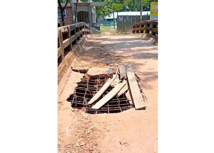 কাঠালিয়ার এইচকে বালিকা বিদ্যালয়ের সামনের খালে ভাঙ্গা সেতু, ভোগান্তিতে পথচারীরা
