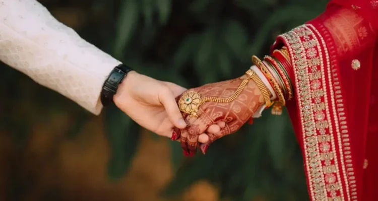 ২৫ বছরে বিয়ে না করলেই জনসম্মুখে হবে অদ্ভুত শাস্তি!