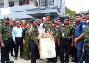 কাঠালিয়া উপজেলা পরিষদ নির্বাচনের সরঞ্জাম বিতরণ