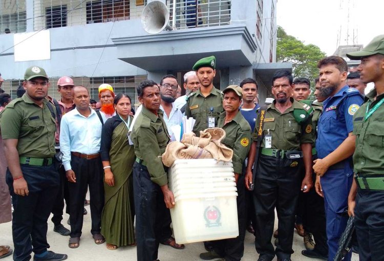 কাঠালিয়া উপজেলা পরিষদ নির্বাচনের সরঞ্জাম বিতরণ