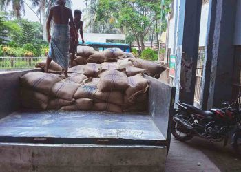 ঝালকাঠি জেলায় পবিত্র ঈদুল আযহা প্রধানমন্ত্রীর উপহার হিসেবে খাদ্য সহায়তা