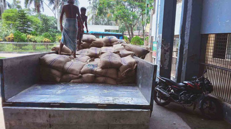 ঝালকাঠি জেলায় পবিত্র ঈদুল আযহা প্রধানমন্ত্রীর উপহার হিসেবে খাদ্য সহায়তা