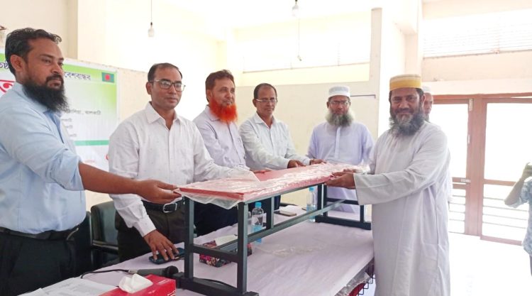 কাঠালিয়ায় বিভিন্ন শিক্ষা প্রতিষ্ঠানে বেঞ্চ বিতরণ