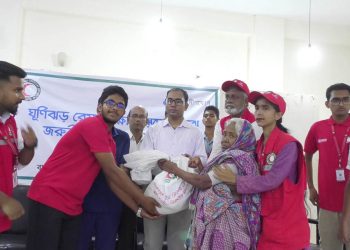 কাঠালিয়ায় ঘূর্ণিঝড় রিমালে ক্ষতিগ্রস্তদের মাঝে রেড-ক্রিসেন্টের খাদ্য সামগ্রী বিতরণ