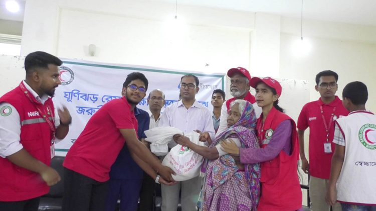 কাঠালিয়ায় ঘূর্ণিঝড় রিমালে ক্ষতিগ্রস্তদের মাঝে রেড-ক্রিসেন্টের খাদ্য সামগ্রী বিতরণ