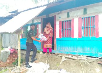 কাঠালিয়ায় রিমালে ক্ষতিগ্রস্থদের মাঝে আনসার ও ভিডিপি’র খাবার বিতরণ